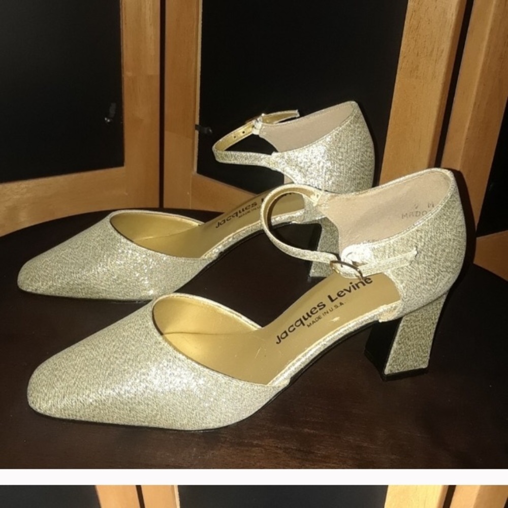 Jacques Levine size 7 ankle strap gold heels